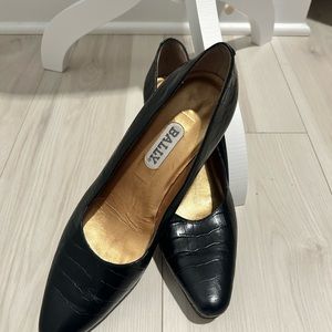Bally size 9 Italian embossed leather 3” pumps